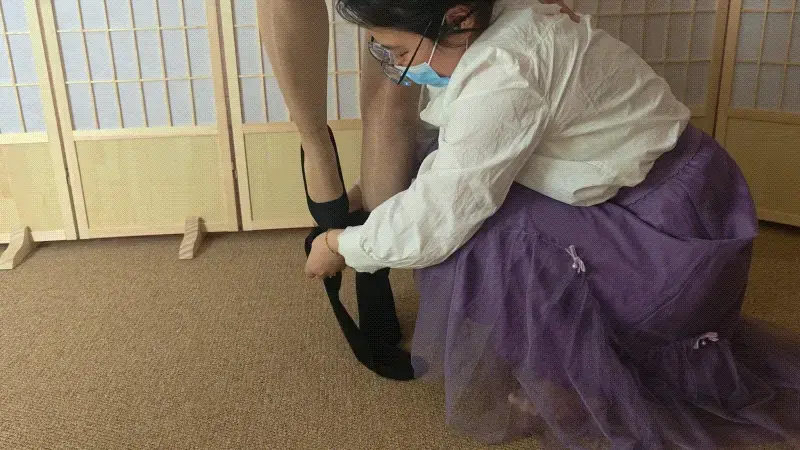 无挣脱可能，丝袜全包木乃伊，隔丝口球，高跟内穿，多重包手，多层驷马全包，缝合，铁链上锁，拘束带捆绑【丝妖久久0068】 给模特用上了各种道具，马具扣球，项圈，缝合器，高跟，铁链，锁，拘束带，绷带<br>复杂且绝对严密的拘束，模特很难受<br><br>专业全包丝袜，支持加工定制<br>淘宝店：丝妖久久<br>客服QQ：794872551<br>支持定拍，500起
