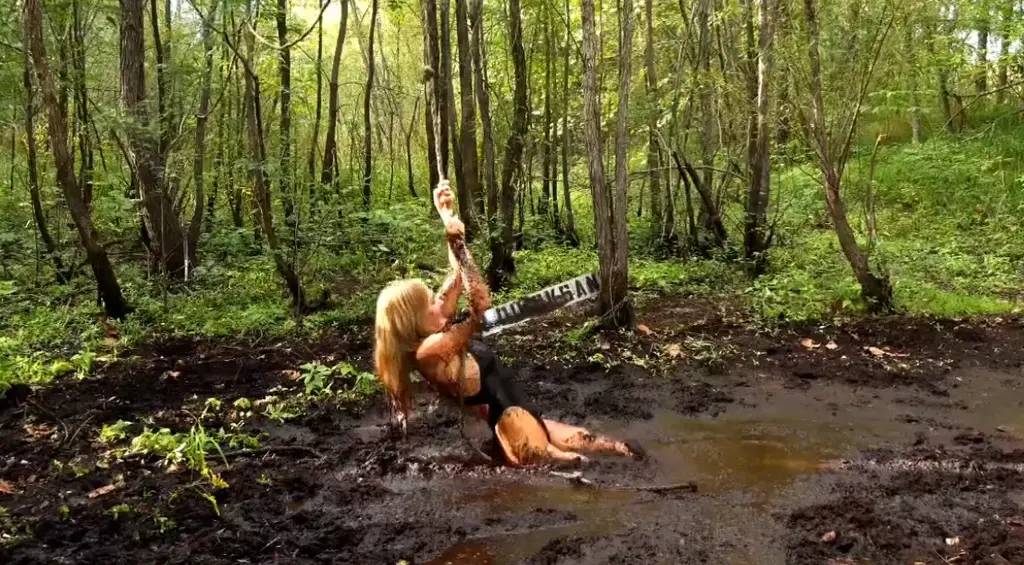 Star and the Bog Rope "Star just wants to let go--of everything."<br>Star is ready to take advantage of a stout rope she saw hanging down in the swamp. It was right at the edge of a large pool of quicksand--perfect for playtime. So she shows up dressed for action, in an extremely high cut swimsuit that seems to have been made for her. She holds onto the rope and slips in several times. Each time is deeper of course. Next she takes a running start and swings out deep into the mire. At the end, she simply steps into the deepest area, leaving the rope behind. Why? Maybe she found the answer for us deep under the surface.<br>泳衣美女借助绳索在沼泽泥浴，最后直接全身浸入沼泽（注：里边内容纯属虚构，诸位观众老爷莫当真，一切在安全措施下进行）