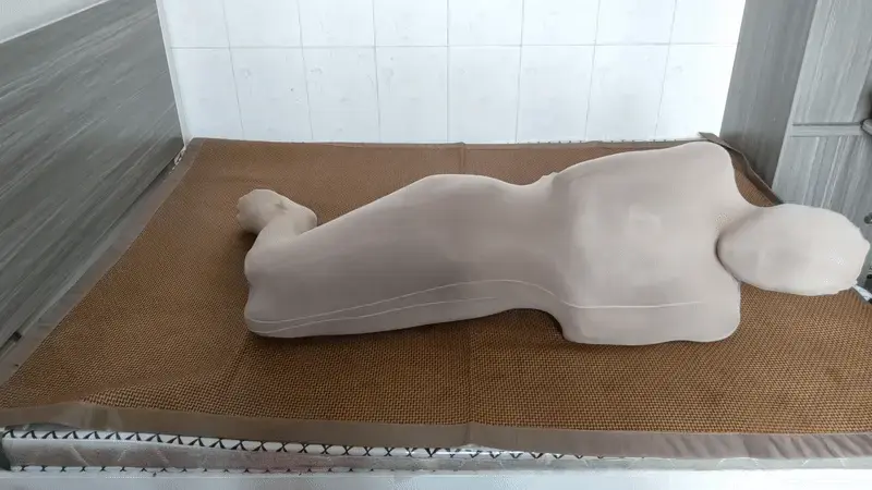 多层丝袜全包自缚电击 久违的玩了下丝袜全包，4层丝袜套下来，全身都快脱力了，嘴巴被胶布封住，鼻子还被丝袜压着，呼吸都受到很大的限制，[X_X]还被电击刺激着，半小时后呼吸渐渐不畅，实在受不了才逃脱了出来
