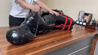 【糖糖工作室】乳胶衣捆绑，镣铐后手固定，老板桌捆绑，眼罩，束腰，绳子，充气口塞，绳子镣铐固定，乳胶衣完美贴合 本番简介：<br>【糖糖工作室】乳胶衣捆绑，镣铐后手固定，老板桌捆绑，眼罩，束腰，绳子，充气口塞，绳子镣铐固定，乳胶衣完美贴合<br>网盘解压密码：d024<br>网盘解压后文件后缀改成MP4格式<br>Twitter：@bangbangtang404<br>@TomYang67075229