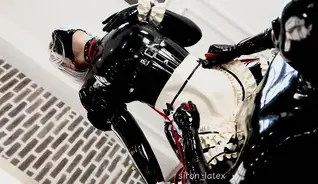 ラバーメイドを縄で首絞めながら騎乗位で突く❤ ラバーメイドを縄で首絞めながら騎乗位で突く❤<br>乳胶女仆装骑乘玩弄<br>siron_latex (siron_latex)