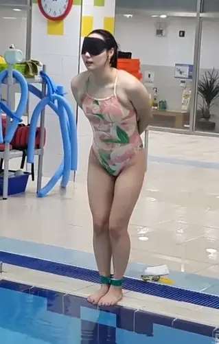 紧缚水泳综艺节目 一美女被手脚反绑水中游泳