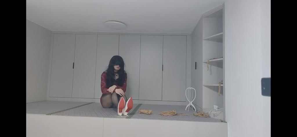 【小洛栖原创】-《直臂驷马深喉》 【前言】建议大家下载本地，不要在线观看<br>【简介】大家五一快乐，小洛栖也趁着这个假期和同好约绳，绑上了心心念念的直臂，刚开始没几分钟手就开始麻了，后面几乎就是没有知觉，绑好驷马后，小洛栖被带上开口器用假[X_X]深喉tj，小皮鞭抽打屁股，拼力扭动身体也无法挣脱<br>【后言】感谢大家的喜欢与关注，大家有什么想法或建议都可以指出，小洛栖会尽力满足大家<br>被缚（小洛栖）qq：3937850488 缚手qq：2064049543 定拍 约绳 聊天 都欢迎大家