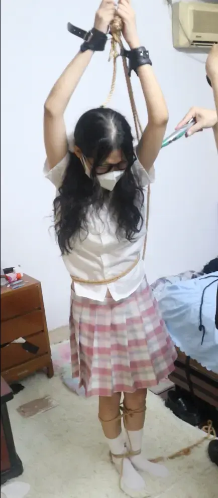 【荷仙少女剧情】【优异眼镜少女兼职的噩梦】虞琳是一名想兼职模特的高挑女学生，来到拍摄房间里，脱下牛仔裤，换上可爱衣服裙子后刚拍动作就被坏人叔叔迷晕，醒来后发现自己被双手吊着绑了起来，这发现对方是调教女 虞琳是一名想兼职模特的女学生，应邀被问了身高体重后满满得意说自己170，90斤来到拍摄房间里，脱下衣服，牛仔裤，换上可爱衣服裙子，脱下帆布鞋换上小皮鞋后，刚拍动作就被坏人叔叔迷晕，醒来后发现自己被双手吊着绑了起来，这发现对方是调教女孩的骗子，虞琳开始大叫起来，这里不是做模特的地方吗，坏叔叔一脸邪笑的说到，对呀，这就是工作内容啊，然后上下起手开始欺辱这个无知的女孩子，边挠边摸，敏感的虞琳大哭到不要不要并且疯狂挣扎，但是手脚都被绑了起来已经于事无补了，坏叔叔见虞琳这么刚烈，拿起打皮鞭就朝虞琳桥嫩的身体抽去，抽的虞琳痛苦的哇哇大叫，被抽的身上鞭印痕，并且对虞琳下手扇脸，虞琳被打的好痛，连忙求饶说放过我吧，我再也不敢来了，但是一刻也没有停止想逃跑的念头，坏叔叔看出来，开始加大力度并且拿出双头电击棒，狠狠的扎在虞琳身上，虞琳发出痛苦悲鸣，长时间站立双手吊绑长时间虐待后体力不支的晕了过去。<br>荷仙联系方式 2629810035 请备注：妖狐来的<br>请不要在线解压 解压码为hxsn66 压缩包解压后后缀为IOU 请将IOU改后缀为MP4<br>即可正常观看<br>解压码为 hxsn66<br>定拍q2629810035<br>请支持正版 打击盗版，荷仙的作品都不贵，只有这里的大家的支持才是真正的支持者谢谢！<br>欢迎大家支持荷仙作品，也欢迎长期购买支持者来找荷仙免费兑换攻略和连缚彩蛋，支持的越多，获得的福利也就越多哦！！！<br>解压码为hx  改后缀为MP4<br>