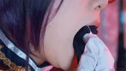 合集促销！【丝米】《漫展绑架记》1至5全集【已购买单集的兄弟注意不要重复购买，感谢支持！】在漫展上，偶遇cos茨姆莉的漂亮妹子，捂晕了绑回家折磨！跳弹固定在脚心和匈上，棒棒绑在下面震，单腿罚站…布团+ 【平台在线版为低码率版，高码率版本在百度网盘】<br>【已购买单集的兄弟注意不要重复购买，感谢支持！】<br>————————————————————————————————————<br>招一个长期合作的女模特，有意向联系<br>定拍服务QQ号：984353792<br>————————————————————————————————————<br>剧情简介：<br>《漫展绑架记》1至5全集，购买合集超优惠！<br><br>第1集:在漫展上，偶遇cos茨姆莉的漂亮妹子，假意邀请妹子去家里拍写真，半路捂晕了，绑回家折磨！<br>布团 胶布双重堵嘴，把茨姆莉牢牢固定在凳子上，看着她扭着美腿和柳腰，无助挣扎着。尽情抚摸她的丝滑美腿，把她的靴子脱了，tk脚心，肆意揉匈摸小xue…妹子被弄的呜呜求饶…<br>把跳弹固定在她的脚心和匈上，棒棒绑在下面一起震，妹子强忍着折磨，身体却很诚实，娇喘声越来越迷人…<br>最后，强zhi单腿罚站，身上的玩具震得她痛苦又舒服，没多久就花枝乱颤、zhi水泛滥…<br><br>第2集: 漫展上好多可爱妹子哦，偶遇cos 假面骑士月读的小姐姐，邀请她回家玩，路上趁妹子不注意，一把捂住，柔弱妹子无力抵抗，只能被强型带走…<br>吊绑罚站，小嘴里骂骂咧咧，十分生气！布团堵嘴、胶布双重密封，这下只能呜呜娇叫、扭着美腿挣扎了…<br>脱了妹子的鞋子，妹子被破垫脚站立，摸摸两只娇嫩小脚丫，在脚心都贴上跳弹，又麻又痒的感觉，妹子顿时呜呜申吟，扭动的模样更迷人了！<br>再拿棒子震那对软嫩酥匈、使劲顶双腿间的xiao密穴，妹子被折磨得十分痛苦，叫得却越来越销魂，看样子偷偷享受[X_X]了…还假装不服气的样子！<br>驷马伺候！看你服不服！两只酥匈都贴上跳弹震、棒子固定在下、面顶，妹子花枝乱颤……<br><br><br>第3集: 作战后山城恋换上了珠光黑丝重新穿上短靴，打开房门把优希请进来后尝试克服奖励时间的影响，山城恋被迫拿起长筒袜堵住自己的嘴巴，然后用胶带封住自己的嘴，用皮束缚带绑住自己的脚踝、膝盖，用胶带蒙住眼睛，随后将手背到身后等优希调教。<br>优希先是用束缚带捆绑山城恋手腕并收紧，又在其胸部上下用束缚带把手臂绑住。随后开始对她进行咸猪手骚扰，欣赏山城恋“呜呜”地挣扎抗议。之后脱下她的短靴，用手、牙刷挠起了她的脚心，还用冰袋按在她身上各处刺激她。<br>玩了一阵后优希的强制奖励条件已经满足，但他没有要放开山城恋的意思，离开去准备新的调教道具。山城恋发现自己可以挣扎后蹭开了蒙眼的胶带，尝试解锁手机求救，但手上带着手套无法解锁，只能尝试用脚解锁，再次失败后爬到门口，用脚尝试开门逃跑，已经够到门把手尝试了几次，正好被回来的优希拉住脚拖回房内，她尝试踢蹬他但是没成功。优希先是让她跪在地上，撕下她封嘴的胶带和长筒袜，先让她趴着舔盆中的牛奶，随后用她之前换下的裤袜替她擦嘴羞辱她，擦完后强迫她咬住裤袜不许掉下来，同时用打屁股、咸猪手等方式干扰她，山城恋一不小心没咬住把袜子掉地上了，优希便将她捂晕准备更严厉的惩罚。最后脱掉她的制服只留内衣和丝袜，又给她的手换上丝手套，把她扶到办公桌前的椅子上，将她的腿固定到椅腿上，用咸猪手将她揉醒。<br>随后将她的[X_X]以反握的方式塞到她手里，把她的手和[X_X]用静电胶带缠在一起，按住她的手强迫她坐在椅子上用[X_X][X_X]，此时下属敲门有急事汇报，优希将椅子转到背对门口的角度，让山城恋将下属放进来，同时自己藏在椅子后面继续用[X_X]折腾她，过程中还将她的丝袜褪到膝盖处，直接隔着内裤折腾她。下属对于山城恋背对自己且说话声音颤抖感觉奇怪，想要过来查看，山城恋喝止后推说自己不舒服让她先处理，下属觉得很疑惑但还是出去了。山城恋陷入了可能被下属发现的恶堕[X_X]，[X_X]中到达顶点，却发现优希不知何时已经没有按住她的手强制她[X_X]了。<br>优希调教成功后解开了她的双手后离开让她自行挣脱，山城恋却用手又伸向了身下...<br>随后某日，优希进入了山城恋的办公室汇报工作，却发现山城恋戴着口罩坐在椅子上翘着二郎腿，房内还有轻微的嗡嗡声。山城恋接过优希递过来的资料的时候露出了袖口下面的一层黑色，优希一把拉下她接资料的手套，发现下面是丝手套，笑着走到她身边摘下她的口罩，山城恋握住他的手半推半就的让他摘下口罩下面是被胶带封住的嘴，强制掰开她的二郎腿，把她的裤子拖到膝盖，发现袜裆里有一颗[X_X]正在工作。山城恋打开抽屉露出里面的胶带绳子及各类道具，优希将她单腿吊绑住，用裤袜套住她的头，在套头的袜子外用胶带蒙住她的眼睛，随后又用咸猪手、冰袋干扰她，最后脱下她被吊起的腿上的短靴，对她足底挠痒。<br>结束后把她放下来取下套头的丝袜，让她作出小狗蹲<br><br>第4集: 《不再“不动”的“不动之王”》<br>“纵使天崩地裂，我璃塔伽尼斯嘉也绝不动摇！<br>号称“不动之王”的冰雪女王，璃塔·伽尼斯嘉，此刻是名副其实地动弹不得了～<br><br>第5集: 你可真是我养着的一条狗，总那么任性，今天好好调教一下你吧。[X_X]会让你老实的，假阳口球你也喜欢吧，撅起屁股，棒棒也安排上，怎么还GC了呢，这样你就永远不会离开我了，永远都不能，你会永生永世成为我的狗<br>—————————————————————————————————————<br>解压密码：simi<br>压缩文件后，改后缀为MP4