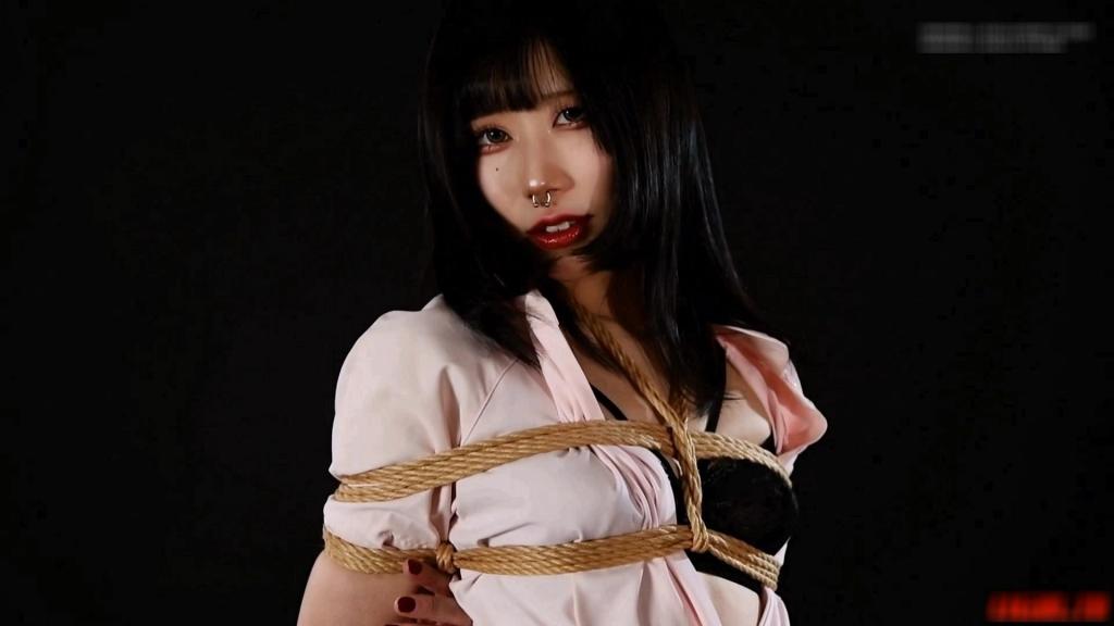 [Ligui丽柜]2025.05.02 和风丝缚 いけにえ [Ligui丽柜]HD视频 2025.05.02 和风丝缚 いけにえ<br>并腿缚、单腿吊缚、日式、欧式，还有驷马，这期的码打了好久，管理员说不允许放和站内不一样的网盘链接引流，就这样吧，之前买过的勿重复购买