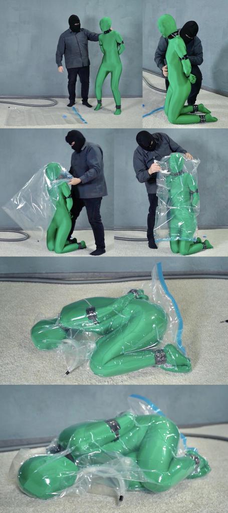 Bondage green zentai leather handcuffs in a vacuum bag 小姐姐穿着zentai，被铐上手铐脚铐，双臂背缚，随后被塞进真空袋抽干空气。<br>zentai的丝滑包裹，配合真空袋的紧致，让小姐姐舒服的欲罢不能，舒服的在里面蠕动了起来。