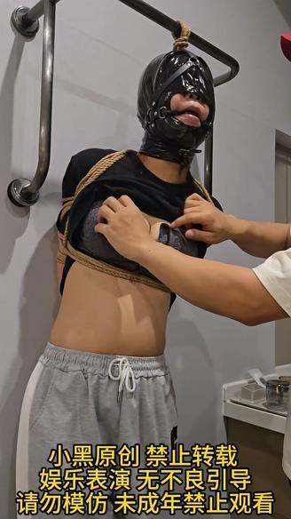 《小黑原创》用马具口球把头吊起来，挠痒挑逗，挣扎的很厉害，但是逃不掉，最后吊脖绞刑玩弄！ 《小黑原创》用马具口球把头吊起来，挠痒挑逗，挣扎的很厉害，但是逃不掉，最后吊脖绞刑玩弄！