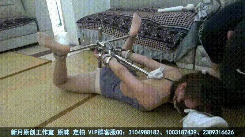 【玉箫原创】【荷露】舞蹈服肉丝白袜k9驷马架固定加镣铐 强迫闻鞋+猫抓手套挠jio被挠的受不了大叫破口大骂 女孩子的笑声真可爱～ 【玉箫工作室】定拍、原味找我：qq2389316626,qq2197723495（备用号） VX：Uooa563 玉箫（荷露、夏筠、雪莹、彩依、青歌）【推特】@yuxiao1714652欢迎关注 约绑攻略有售直接滴QQ！！！本工作室正式启动会员优惠折扣方案，请有兴趣的同好加Q：629374436详询。工作室最近的新妹子都是我用约绑攻略找来的。 【赞助方案】98赞助最少赠送20部视频，198赞助最少赠送50部视频，398赞助最少赠送100部视频，498赞助打包300部视频，598赞助打包全部作品（以及2025年度更新作品）！！价格相当优惠~（道具服装也可赞助～）<br>Ps：GIF截图画质比较差，视频是高清的哦～<br>今天刚训练完的荷露已经很累了，靠在沙发边上休息，月老狗拿来k9架二话不说就给她安排上。固定好就把袜子脱了把玩肉丝jiojio，还拿出棒棒玩，挠痒痒挠得荷露受不了大叫骂变态。月老狗觉得这样还不够惨，又拿出两副镣铐加在身上，这样更无法动弹了。固定好后拿出荷露穿的鞋子强迫闻鞋，荷露一边躲避一边骂人，还一边受不了的笑，女孩子真是可爱哈哈！月老狗还说要把袜子塞进鞋里，然后把鞋绑在她脸上，用胶带缠绕起来，让她一直吸。荷露光听着都受不了了，直接让他“滚”！还是被月老狗拿出猫爪手套被挠到受不了～