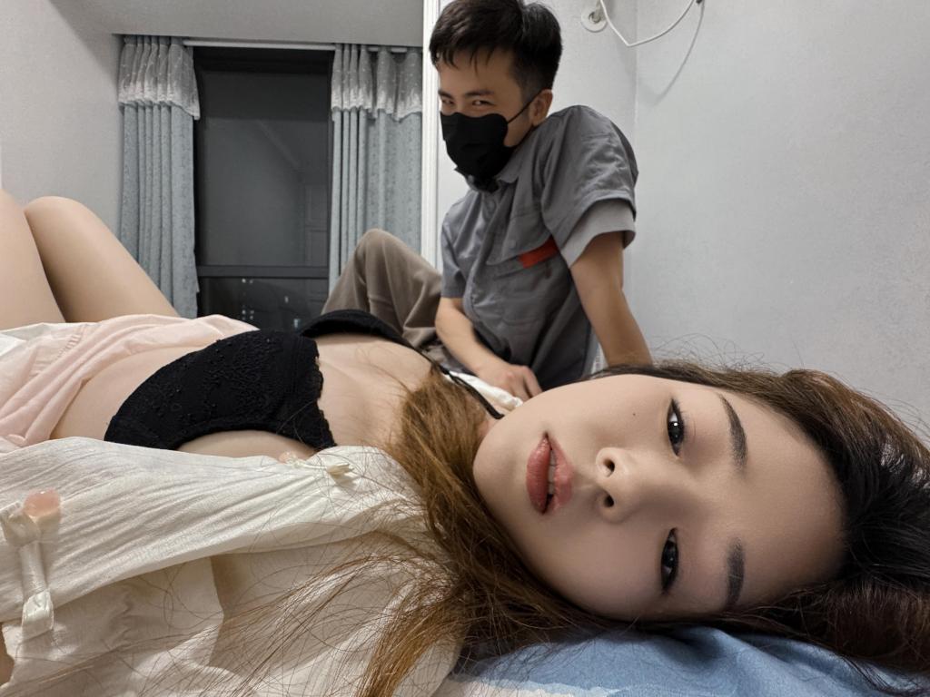 致命服务 空调维修师傅阿伟去女主家修空调，修理完毕却贪恋女人美色躲着不离开，趁着女主睡着。。。掏出麻绳一步一步接近女主，<br>女主并未发现异常还在昏睡，这时快！阿伟用绳勒住了女主的脖子，任凭如何挣扎反抗，都死死的拉紧，女主窒x而去，<br>阿伟开始摆弄展开，对她的躯体玩弄了起来，甩动躯体玩弄jiojio揉胸，捏屁股，吮吸，闻，玩到痴狂！<br>原味衣服道具售卖 定拍合作请联系QQ2838269780<br><br>