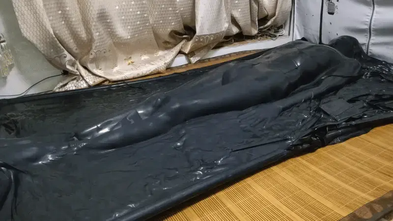 超长时间真空床电击震动刺激 难得玩一次真空床，可组装起来实在是太麻烦了，花了40分钟才弄好一切，为了不辜负这些时间，我在真空床里面待了足足两个小时才出来。这次想要追求极致的压迫感，我在后背垫了两张棉被，这样在抽干空气后棉被会被压缩，变得像木板一样坚硬，身体会有被压死在墙壁上的感觉，可这样我觉得还不够，于是又把脚用绳子给捆了起来，以此来让自己的身体完全固化，动弹不得。同时为了缓解幽闭时的恐慌感，我还在下面贴上了电极贴片，用[X_X]来填满大脑，让自己没时间去想别的事情，下面被电击了一个多小时后，电击器没电了，就又再换上震动bang继续刺激[X_X]，在拘束，电击，震动的各种刺激下，浑身汗出如浆，身后的棉被都被打湿了一大片，直到下面开始感到胀痛之后我才结束了这一切