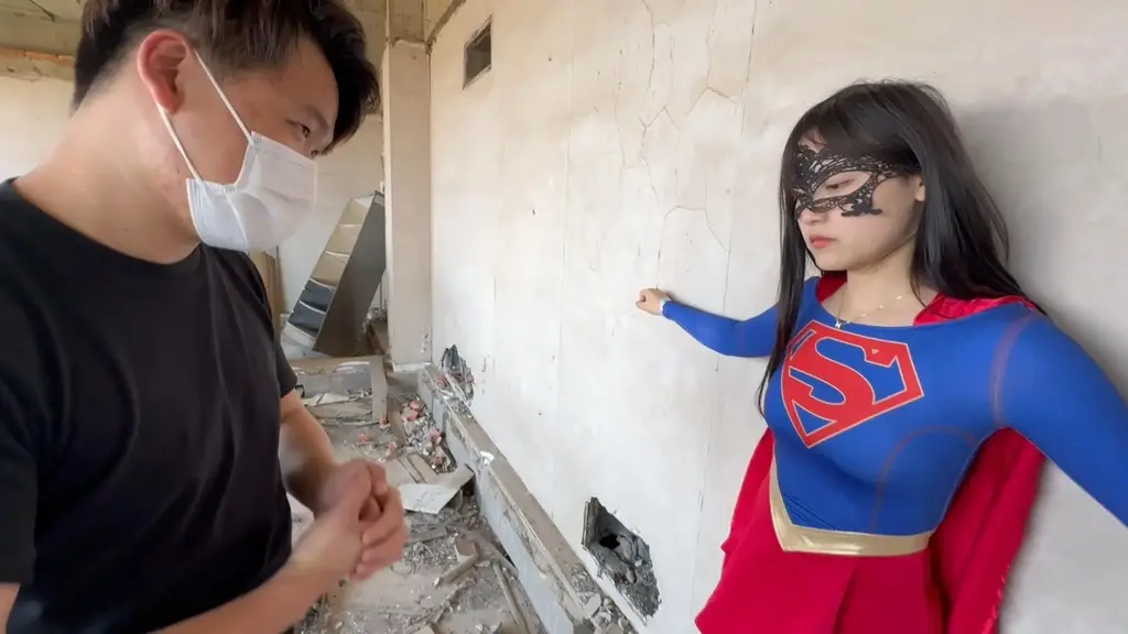 （比尔工作室出品）女超人 拍了那么多次女超人题材，这次终于拍女超人的户外了。<br>这次找的是比尔工作室，看他家经常拍户外，于是乎试试水。<br>女超人在废墟不敌两男子，被两男子蹂躏倒在地上，随后被不断凌辱殴打。<br>最后残忍[X_X]。<br>有喜欢女超人题材的别错过。