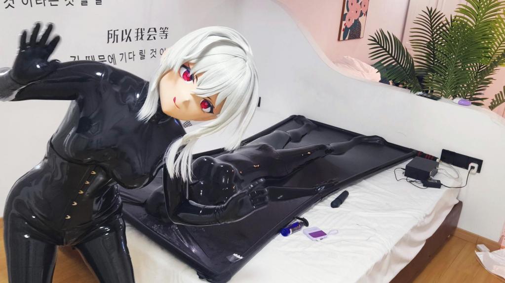 kigurumi乳胶真空床[X_X] 试了试真空床，吸上之后一点也动不了，还有坏人在外面用棒棒，不要用敷贴贴住呼吸孔啊！