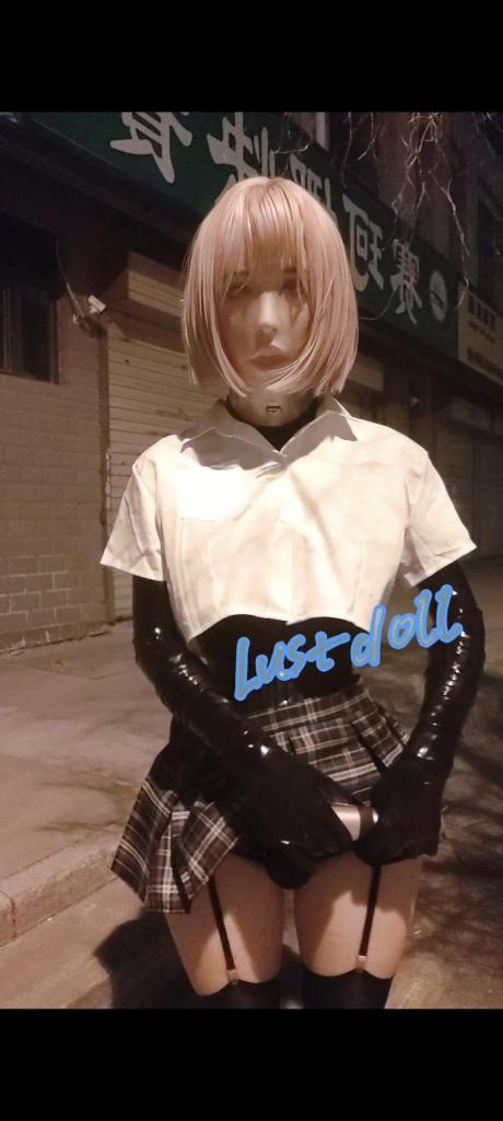 欲桃连身丝+胶衣街上露出 大家好 这里是lust 这次lust终于走出酒店 在大街上露出了 果然街上露出的感觉比酒店还要刺激很多 来往的行人和车辆更加刺激 lust这次在连身丝的基础上带上了半身的乳胶衣 本来是想穿全身的 结果下半身破了 哭死 亏大发了 希望大家可以多多支持lust的视频 lust好买多些装备拍视频给大佬们看 这次依然是束腰 项圈 还在欲桃面具外面套了丝袜套头 这次lust走上街遇到了很多人和车辆 也不知道有没有被拍下来 所以视频是一段段拼在一起的 走在外面虽然很黑 但是情趣的jk 裙子很短 雌根在外面晃着 超级刺激 刚刚出门那会 迎面遇上了一个外卖员 还好是比较黑 好像没有被发现（好可惜） 又害怕又想被发现的感觉好刺激 在外面走的过程中遇上了车辆还有行人 最后找了个没什么人的地方开始了瑟瑟 在外面瑟瑟确实和室内不一样更加刺激 第一次还被发现了 还好lust躲了起来 等外卖骑手走了又开始了瑟瑟 因为一直处于兴奋状态 lust很快就缴械了 希望大家喜欢多多支持lust 也欢迎大佬定拍 lust的x：@Dream_magicdoll