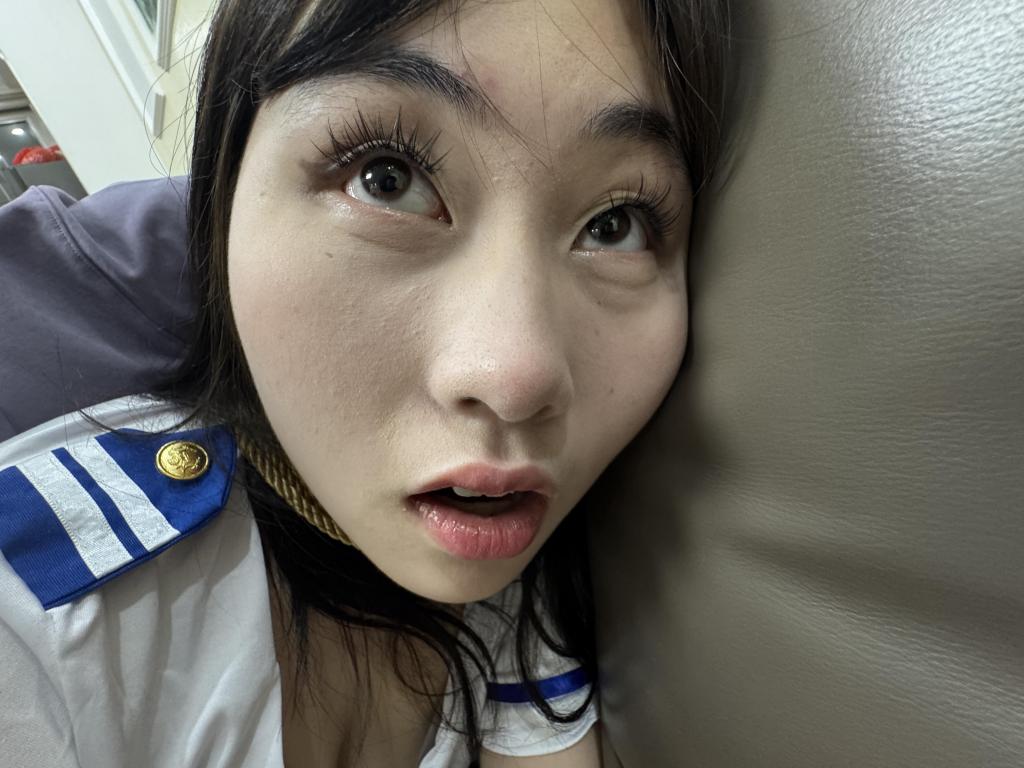 勒掐反击女S上司 女S上司因为在公司掌握了男主阿伟的一些违法以及出卖公司机密证据，经常对阿伟呼来唤去，鸡蛋里面挑骨头，阿伟不接受调教就甩出一句："你也不想你在公司做的事情被别人知道吧？"<br>这天闲来没事干又把阿伟当狗玩，还特地穿着空姐的制服！！！故意羞辱捉弄他，阿伟再也压制不住怒火，终于爆发了，男人的本能被释放，趁着上司不注意把她直接摁在墙上，用粗大的手掐住她的脖子，<br>女人不停的求饶，快窒x之际，放下手又用绳子将其勒住脖子，玩弄，解了一口恶气！J人看你是否还敢矫情？<br>原味衣服道具售卖 定拍合作请联系QQ2838269780