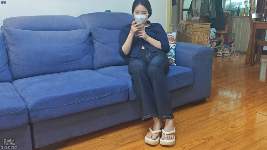 【墨色】微剧情 迟迟入室绑架驷马tk 感谢老板定拍。微剧情：迟迟在家玩手机被歹徒入室捂晕，把迟迟全身捆绑，黑色胶带封嘴缠绕，迟迟醒来后发现自己被捆绑开始挣扎。过了一会后歹徒进来把迟迟捆绑驷马，双脚交叉，然后开始tk挠痒，随后拿气垫梳继续挠痒惩罚<br>模特：迟迟<br>服装：深色休闲衬衣 深色牛仔裤 光脚<br>定拍qq:1986240509 定拍优惠，全网低价，欢迎各位老板咨询。<br>定拍，原味特价，全天候接单~~