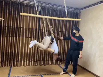 【山鬼工作室】张涵被用极其难受的姿势吊起来，屁股撅高倒吊。戒尺重度打屁股，用脚踹，舔脚，打脚心，用脚踩胸，从来没有见过被玩弄还笑的这么开心的骚货。 【山鬼工作室】张涵被用极其难受的姿势吊起来，屁股撅高倒吊。戒尺重度打屁股，用脚踹，舔脚，打脚心，用脚踩胸，从来没有见过被玩弄还笑的这么开心的骚货。解压密码sg456。【山鬼工作室】面向全国爱好者开放，本店提供绳艺捆绑模特服务，体验女绳师捆绑服务，<br>体验长时间囚禁服务，绳艺教学培训，绳艺交流会，场地出租，专业麻绳销售，原创视频套图销售，作品私人订制，模特原味丝袜出售等，另外本店招募同好合作伙伴。微信:15670557280(司瑶）QQ:1077384455