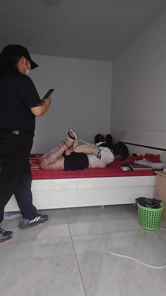 伪娘圣灵儿 扎带捆绑电击训练 扎带自缚双腿<br>然后被并肘扎带严厉捆绑<br>电击的时候一点都没法挣扎<br>欢迎交流：<br>qq：3319786446<br>vx：SLmeifu8899<br>百度盘用户下载解压后修改后缀名.MP4
