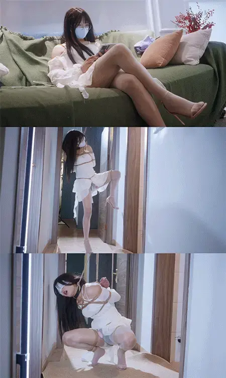 【噗叽】《网剧女主是我的M》小叶穿白裙丝袜高跟坐阳台等主人。主人回家后扯她项圈爬行至[X_X]，她却流水嘤叫。被吊起脖子泛白眼，丝袜已湿透。单腿吊起，嘴塞高跟鞋，脚踩指压板，戴上铁环口塞后口水失控。最 剧情简介：<br>夜晚的窗台边，小叶穿着的纯白露肩连衣裙镀上一层金色光芒。她修长的双腿被白色油亮丝袜紧紧包裹，脚上的高跟凉鞋衬托出完美的足弓线条。小叶静静地坐在那里，双手放在膝盖上，眼神不时扫向门口方向，期待着主人的归来。<br><br>门锁转动的声音让她心跳加速。主人回来了。主人伸手抚摸她的头发，然后突然抓住连接在她脖子上项圈的链条。主人不紧不慢地拉扯着，迫使小叶不得不用四肢着地，像真正的宠物那样爬行。<br><br>链条被拉得很紧，几乎让小叶喘不过气来。由于爬行不稳，惹得主人拉起她掐着脖子按在墙上，她的脸因缺氧而泛红，喉咙发出细微的呜咽声。然而，这种[X_X]感却让她下身泛起一阵阵热流，丝袜内侧很快被湿润的液体浸透。小叶发出断断续续的"嘤嘤"声，这声音像是痛苦的呻吟，却又带着难以掩饰的兴奋。<br><br>小叶立刻调整姿势，挺直腰背跪在地毯上，双手放在身前，眼睛望着地面。她的呼吸急促，胸部随着呼吸起伏，连衣裙的领口随之微微晃动，露出一小片白皙的肌肤。<br><br>抓住小叶的一条腿，将她单腿吊了起来。小叶的另一只脚踩着细高跟勉强支撑着身体的平衡，脸上虽然显露出疲惫，但眼神中却闪烁着期待的光芒。<br><br>主人俯身取下小叶一只脚上的高跟鞋，让她用嘴巴叼着，这种羞辱兴奋不已，眼神中流露出娇羞与放荡交织的复杂情绪。主人拿出一块指压板，放在小叶另一只脚下。<br><br>尖锐的疼痛立刻从脚底传来，小叶忍不住发出呜咽声，但因为嘴里含着高跟鞋，这声音变得含糊不清，反而更加淫荡。她的身体因疼痛而颤抖，但下身却因此更加湿润。<br><br>小叶被主人开腿束缚，随机照例吊起，主人又拿出一个铁环口塞，将口塞塞进小叶嘴里并固定好。主人再次拉紧绳索，小叶的身体不受控制地颤抖着，丝袜已经被完全浸湿。当主人终于松开绳索时，小叶大口喘息着，但她知道自己没有资格休息，因为母狗的第一准则就是服务伺候主人。<br><br>小叶的舌头被铁环固定，无法活动，大量唾液在口中积聚却无法吞咽，只能顺着嘴角不断流下。这种失控感让她羞耻万分，但同时又带来一种奇异的[X_X]。她的眼中泛起泪光，用眼神向主人传递着复杂的信息。不一会儿，小叶已经被调教得不成人样，全身湿透，眼神迷离。她无力地看了主人一眼，似乎在请求怜悯。<br><br>交流QQ：3900641887<br>解压密码：puji<br>压缩文件后，改后缀为MP4