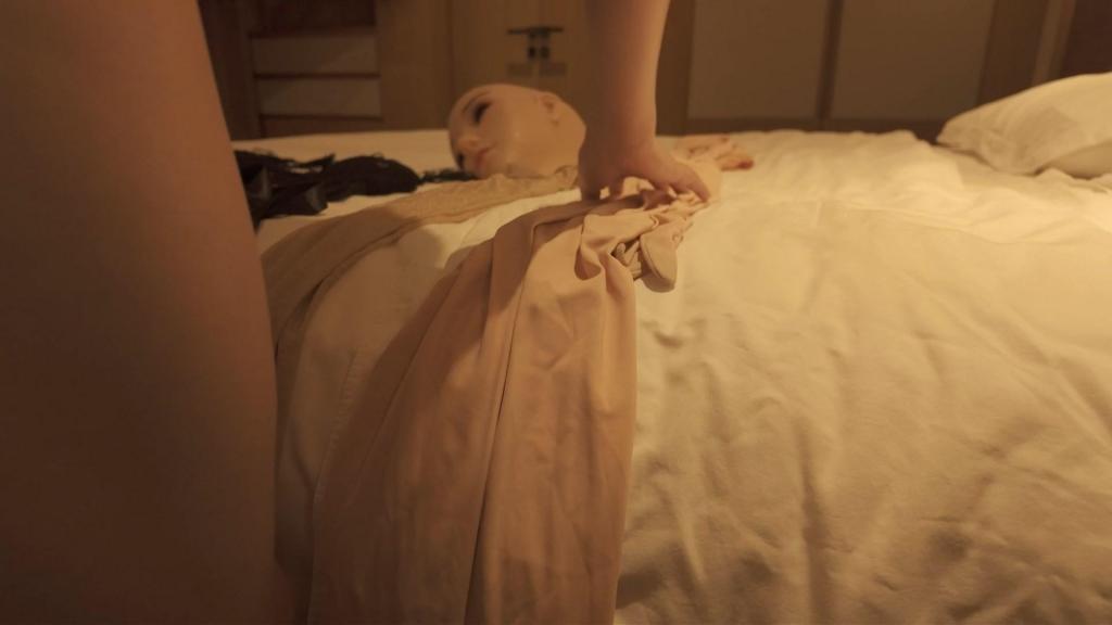 别墅里的女人原来是一个kigurumi 跟踪了很多天的别墅的女主人没想到她还有这么一个特殊的爱好，看着她一点一点的变成别人的样子，慢慢穿上了一层像皮肤一样的东西，然后套上了别人的面具还穿上了丝袜，最后竟然开始字魏，这个第一视角太爽了<br><br>{下载网盘文件到电脑或者手机，然后文件后缀NT改为ZIP}