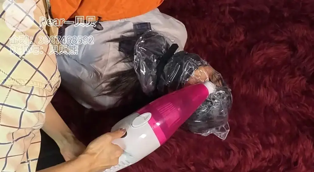 【贝贝熊原创】突发奇想，真空袋是包裹全身的真空玩法，那要是只让头部呼控抽真空那会不会也很好玩呢！！果断改装了一下塑料袋来试一下【小熊日常日记22-改装塑料袋+真空袋绝叫折磨】  小熊又在偷偷摸摸干什么坏事呢？？<br>原来在偷偷玩息窒强高呀，等一下我要悄悄咪咪的偷袭小熊才行。<br>小熊在自己玩得很爽很兴奋的时候，发现袋子的空气越来越少，那种[X_X]感在慢慢变重的时候就是我最佳出手的时机<br>由于息窒后力气怎么都会变小，趁着时候把小熊的双手捆绑起来折磨就很舒服了。这种塑料袋不够好玩，玩一下“改装”的塑料袋吧<br>让小熊也体会一下除了真空袋、真空床那些可以抽真空。塑料袋也可以抽真空袋。还是很刺激的喔<br>·小熊日常日记系列为小熊作品，报复贝贝系列为贝贝作品。补充说明小熊是伪娘，贝贝是女生<br>·接受视频定制:呼控类型、息窒类型、调教类型（企鹅联系：3987468592）<br>·新建了一个粉丝企鹅群，欢迎大家进来唠嗑 （974844755）<br>·有问题可以企鹅找我：<span style='color:#b0b0b0;'>[隐藏文字，购买后可见]</span><br>·解压方式：<span style='color:#b0b0b0;'>[隐藏文字，购买后可见]</span>