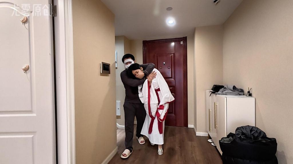 尤雾原创-YW23古风爱好者小尤被粉丝入室调教 身为汉服爱好者的小尤周末刚刚参加线下活动回家，不料竟有狂热粉丝跟踪，入室把小尤囚禁在家。驷马静置，吊腿滴蜡的折磨下，小尤暂且被狂热粉丝放过关在自己房间内。本想借着上厕所的短暂时间内求救，但小尤万万没想到狂热粉丝竟然给她锁上手铐脚镣，索性双手的活动更灵活。可惜，小尤尝试自救时不慎被发现，狂热粉丝愤怒的强命她脱下汉服只剩贴身的肚兜亵裤防止她身上再藏有自救工具。重新把小尤绑好的狂热粉丝鞭打小尤强迫她走绳，在少女的哀求中把她重新关回房间，为了消磨她的精力在小尤身上固定了小玩具。精疲力竭的小尤忍受着折磨，在惶恐中不知自己将面对各种命运。工作室坐标杭州，接各类同好绳艺订拍体验，企鹅3292380548<span style='color:#b0b0b0;'>[隐藏文字，购买后可见]</span>