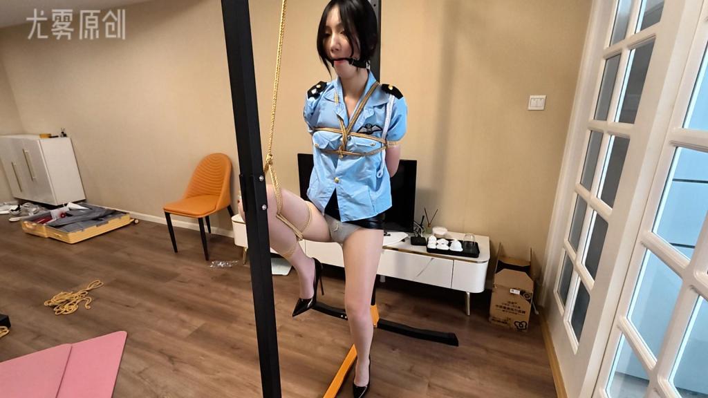 尤雾原创-YW26女J搜救遇险 女J接到线报、潜入一家居民房搜救失踪人员，经过翻找发现一个抽屉里有歹徒留下的一张年轻姑娘被捆绑的照片；女J沉浸于搜查，没注意到身后的歹徒，她刚准备打电话请求支援，歹徒便从身后挟持住女J、并让她举起双手往里走，女J照办。走进客厅，女J说：“你对我做什么都行，担心的话可以把我的手脚都捆住，但请不要伤害人质。”于是歹徒让女J把手背到身后，自己拿出绳子开始捆她的上半身；中间女J好言劝阻：“你不要执迷不悟了，尽快交出人质，附近都有我的同伴。”歹徒觉得她吵闹，就拿出一个口球给女J戴上、让她不能呼救，然后继续捆绑。女J的下半身也被捆住，整体是驷马的样子，不停挣扎；中间歹徒趁机揩油，不停摸她的大腿、拍屁股等;不一会儿，女J的手机响了，歹徒J告她注意言辞、不要多说，女J点头答应；于是摘下了女J嘴里的口球、接通电话让她说话。女J整理了一下嘴巴里的口水，说：“队长，快救我，我现在在...”歹徒一听女J要透漏地点，马上用一个布团塞进了她的嘴巴，然后挂掉了电话。歹徒看女J不老实，就说要好好教训她一下，然后想到一个办法，便解开了她腿上的驷马，拉她起来准备重新捆绑她。<br>绑完之后歹徒担心女J吐出嘴里的布团，就找来一个布蒙住了她鼻子以下的位置，并在脑后系住。没有了后顾之忧，歹徒变本加厉玩弄女J，不断抚摸她的全身（脸、胸部、大腿等），甚至还脱下女J右脚的高跟鞋挠她的脚心，弄得女J剧烈挣扎但是也于事无补。最后，歹徒在女J身下塞了一个[X_X]/[X_X]，打开后自己离开、留她自己人一个人在房间内挣扎。<span style='color:#b0b0b0;'>[隐藏文字，购买后可见]</span>