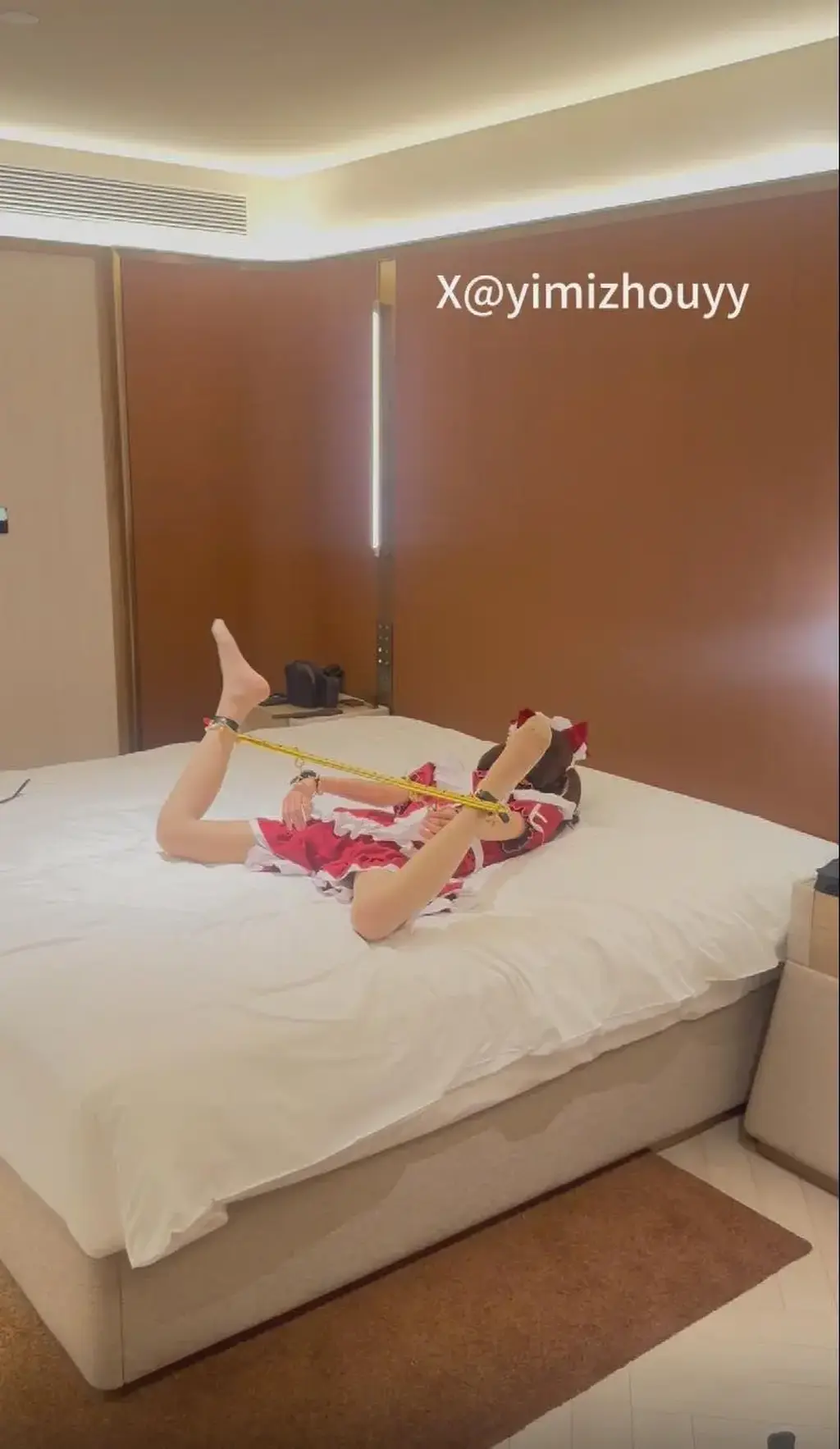 【粥粥】[小女仆1]小萝莉穿上女仆装分腿器镣铐挠脚心抽打挣扎+娇喘满满 今天是调教小女仆！其实粥粥很喜欢小女仆这套衣服的，所以一定要让宝宝穿上好好折磨折磨她。先让她带好铃铛手脚环，给分腿器固定好支点，在带好手铐和脚铐彻底把小女仆限制住，之后就是肆意的抽打和折磨了！！！粥粥初期作品，爱好出品创作不易，希望大家多多支持给点意见，接定拍、合作交流等，有需要请X@yimizhouyy!