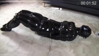 latex bondage 小姐姐穿上乳胶衣被绑成木乃伊，私处塞上跳蛋，摄影师手持震动棒让她持续强高发出阵阵哀嚎