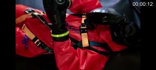 latex boy 2 小哥哥回到家穿上乳胶衣再套上防化服，拿出震动棒对着自己的私处一阵刺激，最后忍不住射出白色精华 @wolkewolf_AD