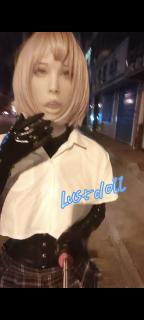 欲桃连身丝+胶衣街上露出（预览版） 大家好 这里是lust 这次lust终于走出酒店 在大街上露出了 果然街上露出的感觉比酒店还要刺激很多 来往的行人和车辆更加刺激 lust这次在连身丝的基础上带上了半身的乳胶衣 本来是想穿全身的 结果下半身破了 哭死 亏大发了 希望大家可以多多支持lust的视频 lust好买多些装备拍视频给大佬们看 这次依然是束腰 项圈 还在欲桃面具外面套了丝袜套头 这次lust走上街遇到了很多人和车辆 也不知道有没有被拍下来 所以视频是一段段拼在一起的 走在外面虽然很黑 但是情趣的jk 裙子很短 雌根在外面晃着 超级刺激 刚刚出门那会 迎面遇上了一个外卖员 还好是比较黑 好像没有被发现（好可惜） 又害怕又想被发现的感觉好刺激 在外面走的过程中遇上了车辆还有行人 最后找了个没什么人的地方开始了瑟瑟 在外面瑟瑟确实和室内不一样更加刺激 第一次还被发现了 还好lust躲了起来 等外卖骑手走了又开始了瑟瑟 因为一直处于兴奋状态 lust很快就缴械了 希望大家喜欢多多支持lust 也欢迎大佬定拍 lust的x：@Dream_magicdoll