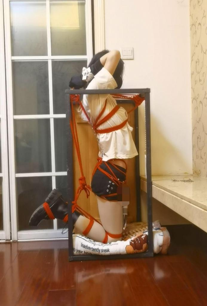 固定在桌子里的肛钩并腿自缚放置 霍霍一下我的小桌子，拍了两个视角，带上肛钩皮拷项圈，然后并腿把自己固定在桌子里面，脚吊起来膝盖着地，固定上玩具，然后把身体前后固定，肛钩跟项圈连接在一起，不敢乱动，这个姿势没什么受力点，生怕桌子倒了，小伙伴们不要轻易尝试哦~~这个玩法绑不好没法保持平衡  <span style='color:#b0b0b0;'>[隐藏文字，购买后可见]</span>
