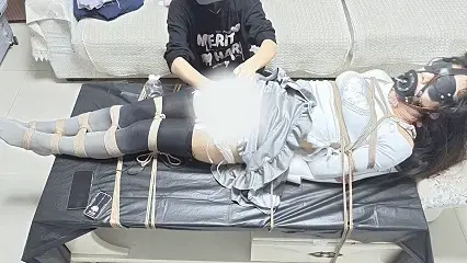 【一颗露露子】灰丝短裙超严厉驷马脱缚挑战，超绝电击感官封闭极限驷马，挑战失败有榨汁龟责惩罚 【一颗露露子】灰丝短裙超严厉驷马脱缚挑战，超绝电击感官封闭极限驷马，挑战失败有榨汁惩罚<br>一颗露露子原创系列，驷马紧缚脱缚挑战，本次的挑战目标是：<br>不借助外部道具解开自身束缚<br>第一阶段：只被日式捆绑，解开绳子获取自由<br>反之遭到榨汁玩弄惩罚！！<br>每过一段时间都会增加难度，<br>挑战会越来越困难，最后将成为不可能！！<br>道具：超紧乳胶眼罩、马具强制开口塞、超长球状肛钩 、静电胶布包裹双拳、超紧仰头驷马、全程150 郊狼电击————————<br>不知道能不能在如此严厉的环境下脱缚呢？还是说已经在第一步慢慢享受了~<br>之后的惩罚便是被固定在茶几上，平躺接受榨汁惩罚。无法挣扎无法挪动哦~<br>郊狼全程150，榨汁的过程也开着，如此地狱的折磨露露可终生难忘了~<br><span style='color:#b0b0b0;'>[隐藏文字，购买后可见]</span><br>定拍QQ 3145219771
