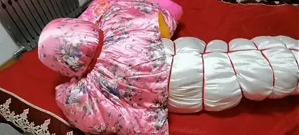 疯狂狗笼 奴被包裹捂闷..又被关狗笼里面塞满棉被.....外面又被30斤的棉被捂住....随后惨遭女主长时间放置........有喜欢棉被的朋友欢迎定拍....