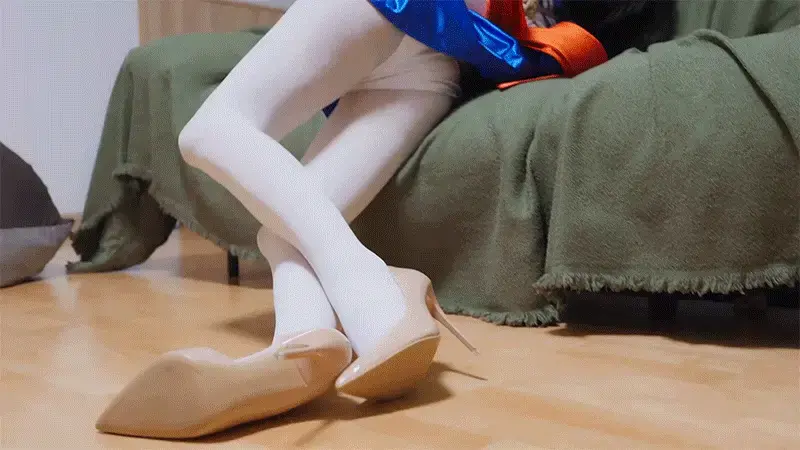 【丝米】《女友游戏Ⅱ》女友硬要扮演成战败的女战士，昏迷中被放上刺激玩具，企图逃跑但又踉踉跄跄刺激万分，被抓回时已经无力反抗，强迫掰开双腿被肆意揉捏玩弄，情欲渐渐在心中蔓延开来...... 剧情简介：<br>女友硬要扮演成战败的女战士，昏迷中被放上刺激玩具，企图逃跑但又踉踉跄跄刺激万分，被抓回时已经无力反抗，强迫掰开双腿被肆意揉捏玩弄，情欲渐渐在心中蔓延开来......<br>————————————————————————————————————<br>定拍QQ号：984353792<br>————————————————————————————————————<br>解压密码：simi<br>改后缀为MP4