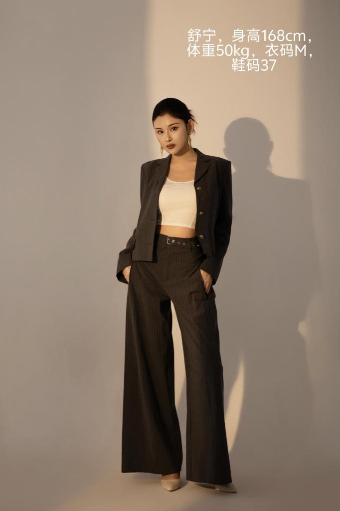 舒宁定拍（搜查官遇难记） 模特：舒宁，服装：搜查官服装 黑丝，修女服 白丝<br>剧情：搜查官接到报J，说有户人家前几天有人失踪，于是上级派搜查官舒宁前往了解情况，舒宁来到户主家中，舒宁一边敲门一边说:你好，有人在吗，我是来了解情况的。这时候有人开门接待舒宁坐下，并拿出事先准备好的水，请她喝，舒宁一边喝水一边询问情况，突然舒宁感觉有点头晕，然后慢慢晕了过去。“户主”见呼喊无反应，于是开始将舒宁五花大绑起来，并且嘴巴用丝袜堵住，然后离开了一会。这时候舒宁醒来后发现自己被绑，开始自救，首先是打开尝试用脚在自己身边的手机拨打求救电话，结果嘴里只能发出呜呜的声音，电话那头无回应，这时候“户主”回来了，发现模特想求救，马上拿走手机，并将其唔晕。舒宁再醒来后发现自己身穿修女服，被捆绑，并且嘴巴被口球堵住，眼睛也被蒙住，舒宁开始挣扎，发现无法挣脱，模特不断挣扎呻吟求饶，“户主”还对其进行tk，最后舒宁累的晕了过去。。。。<span style='color:#b0b0b0;'>[隐藏文字，购买后可见]</span><br>公告：Q：1482120184定拍咨询，接知名动漫游戏cos定拍，（支持版权买断，独享，小剧情定拍等）长期招募女绳模，无事勿加加了也不会通过，加好友备注来意！定拍只接绳艺捆绑!有兴趣的朋友也可以提供服装以便于视频拍摄。根据之前老哥建议，现已为每位能定拍的模特建立模卡，之后会随视频发出，有需要的老哥请QQ联系，之前的大部分模特是素人模特，仅拍一次，雨柔因不在杭了，后续无法约拍，目前可接定拍的有：程程、小琴、舒宁、小婷、小Y、玲儿,后续有可接定拍模特会一一告知，谢谢大家支持！如果出现之前购买链接失效的，请 Q凭截图重新获取。