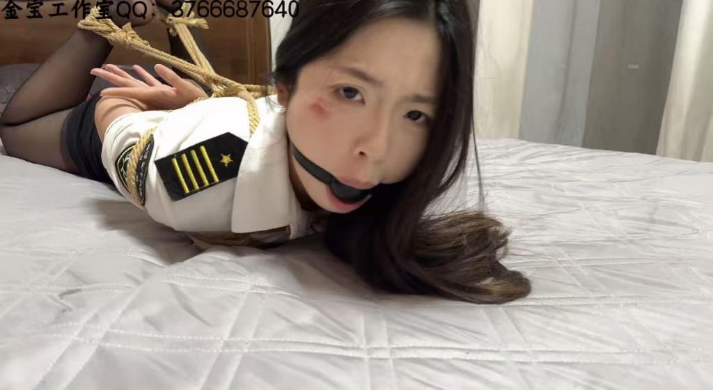 金宝工作室 《女搜查官劫难》 金宝工作室<br>片名《女搜查官劫难》<br>女演：狄狄<br>剧情：女搜查官（狄狄饰）被坏人捆绑，拼命挣扎扭动脚踝，最终踢掉了烦人的高跟鞋。露出放在丝袜里的钥匙，开始拼命挣扎。扣球实在是太紧了吐不出来，只能任由口水哗哗留下。最终检察官没能脱困，被绑匪捆绑在床上作为惩罚，女搜查官（狄狄饰）开始挣扎……<br>金宝工作室  有定拍需求可＋定拍QQ3766687640