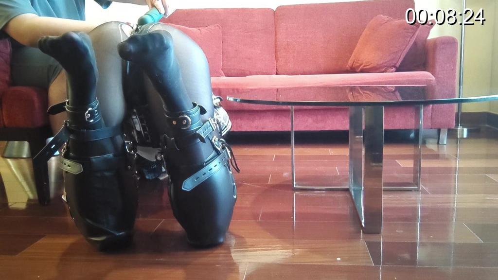 连体黑丝k9伪娘 一直都很喜欢k9，可算是好好玩了一次，肛勾很紧，只能保持着标准姿势爬爬，被踩着用振动棒抵着肛勾的时候太舒服了~