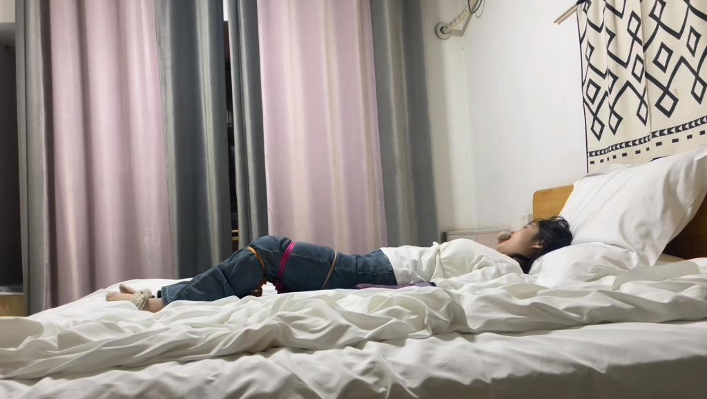 上司与下属的姐妹丝袜捆绑游戏 【沐小雨】妹妹白欢来领导沐小雨姐姐家做客玩起了丝袜捆绑游戏。放置太久的妹妹白欢妹妹挣扎的很疲惫累得直接睡着了，一觉醒来发现自己还是被捆绑状态，上身和双脚都被绳子紧紧束缚，大腿也是被缠上了多条五彩长丝，手指被绷带紧紧缠绕最后用紫色短丝套牢。妹妹不停的挣扎想要摆脱束缚，上司姐姐沐小雨又趁机骑在了妹妹白欢身上温柔的抚摸玩弄着妹妹的胸部TK全身，脚心最敏感当然不能放过！妹妹被挠的不停打滚，玩了一会儿姐姐看到妹妹挣扎的很累心生涟漪，“妹妹，如果你的手能把丝袜挣脱掉解开绷带我就把你放了。”这不是为难人嘛？！手已经被死死套牢。但是妹妹白欢又岂能放过如此大好的机会拼命挣扎用尽洪荒之力终于把最后的一条绷带甩到一边，露出了久违的笑容。但是姐姐突然又改变了主意对于这次的游戏感到意犹未尽，“妹妹再陪姐姐玩一会儿，姐姐请你吃大餐，好不好嘛？”妹妹虽然很想被放开，但是又经不住美食的诱惑，于是又开始了新一轮的游戏与挑战。被放开，但是又经不住美食的诱惑，于是又开始了新一轮的游戏与挑战。<br>定拍QQ:1975115033，出售原味，另沐小雨老师可接上课体验业务，招募女M。