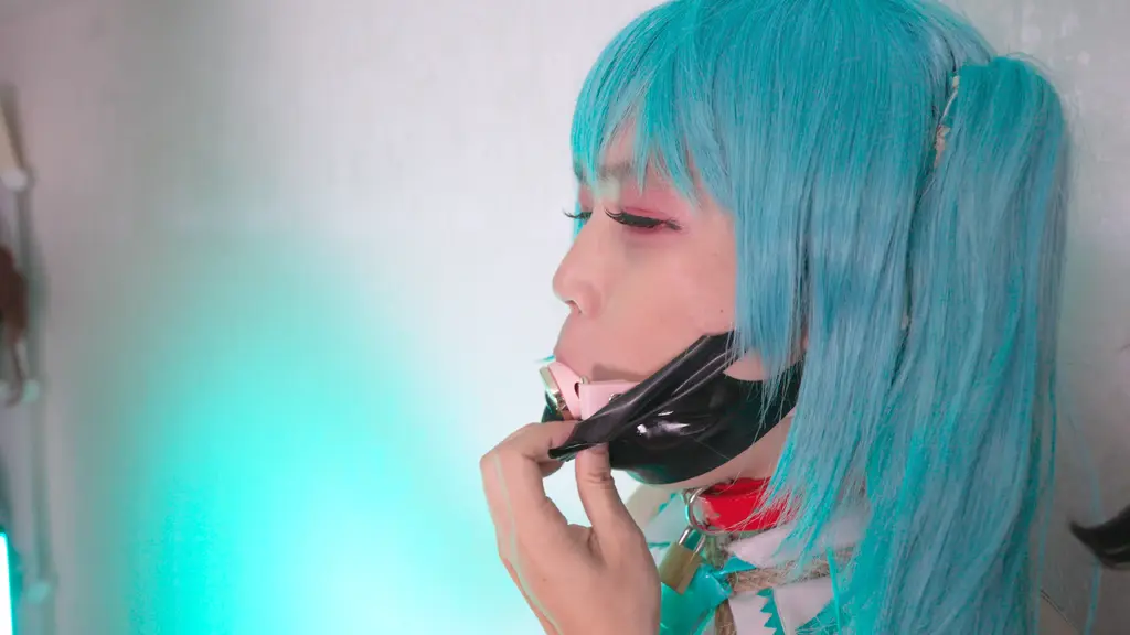 【伪娘·深喉口塞·初音·cosplay·贞操锁】KMM-Pro-32（4K/4.83GB） 网盘解压密码（复制方括号里的整段文字/请用电脑解压）：【Twitter:@SakuraSamaQwQ】<br>Unzip code:【Twitter:@SakuraSamaQwQ】<br>QQ: 340094037（不线下/不体验/不招募）<br>-<br>平台保管库文件大小限3GB，即使是最高画质的在线观看也是压缩后的画质，如需4K画质请下载百度网盘里的文件，感谢大家支持原创！<br>Online video is not original quality. Please download file from BaiduNetdisk for 4K-quality video. Thank you for watching!<br>-