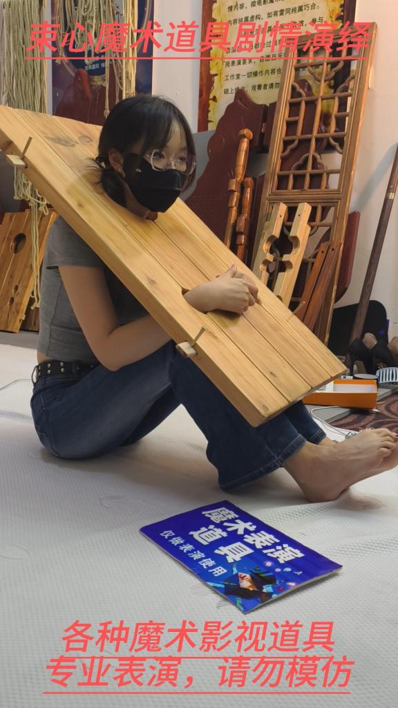 兰兰，牛仔裤，光脚，带大木枷直播游戏，简单剧情 束心魔术道具工作室，兰兰，牛仔裤，光脚，带大木枷直播游戏，简单剧情，唯美风格，本工作室摄影技术和剧情拍摄相对一般，无法和专业的摄影师相比，购买本工作室视频请知悉本工作室拍摄的视频短剧内容也许并不专业，本工作室各种古代道具断头台，古装捆绑剧情游戏，金属，木质道具，枷锁，金属站立枷，魔术木笼囚笼拘束架道具审xun椅，各种拷镣等魔术笼子等道具，本工作室秉持，绿色，健康，唯美，解压，为原则，可以体验定拍.            妖狐吧定拍 ，女生加入本工作室  （本工作室只收女生，只收女生，只收女生，很多男生cd问收不收的，我将不再回复！）         qq：3329311459              骗子勿扰，事多者勿扰！！！