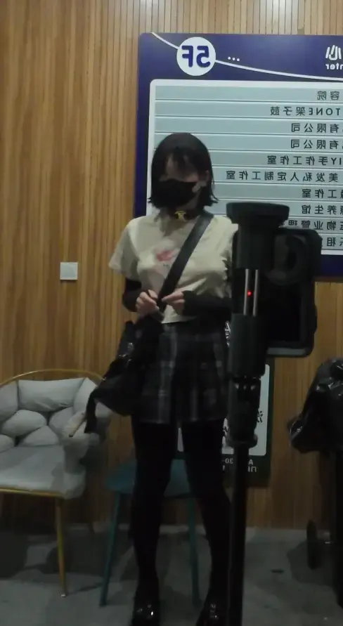 新Toy股绳固定佩戴外出紧张 新的玩具佩戴感超棒，加上股绳以后不管怎么动都不会脱出或者移位。来回运动的方式和震相比更像一直在临界状态。<br>一段室内照镜子 一段室外步行第一视角。全程佩戴，运作声音特别大而且没有低档！或者说低档也太快了，真的是缺点...坐电梯的时候随机挑了两层，后悔了 其中一层是一个人正对电梯坐在凳子上，声音听得一清二楚，能明显感到他疑惑的眼神啊啊啊///<br>裙子有些短，可以看到一点点玩具，室外走起来要非常小心，但是意识到这点的时候已经晚了，十字路口车灯还不停地扫过，四周都是人，最后捂着嘴GC希望没有人看到喷x//////