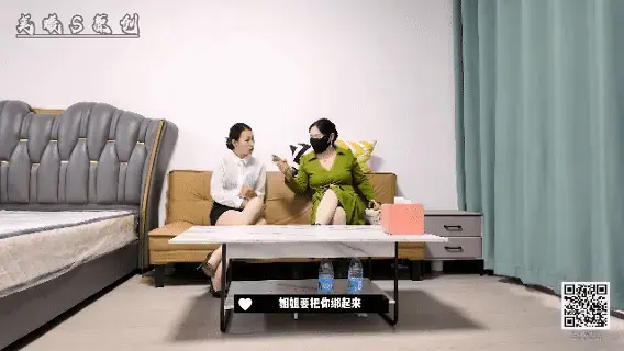 剧情片 定拍女调女《诺米上班族女性的解压方式》高跟鞋分腿驷马、挠痒、sp、收集口水、口球堵嘴、、职业装 可定拍诺米、或者真女与伪娘的剧情等系列篇！<br>定拍要求<br>模特服装：职业装OL 8D肉丝 高跟鞋<br>剧情介绍：<br>上班族诺米日复一日、年复一年的重复着每天的工作，枯燥乏味。直到最近遇到了美曦,开始了属于自己的快乐.....在也不怕工作的乏味了<br>诺米穿着高跟鞋跟普通上班族一样，每天上班都得站一天，只能苦不堪言，也不敢放弃工作，导致了工作压力大， 想找个人倾诉！有一天无意间碰到了美曦女主，俩人志同道合觉得很聊的开，美曦邀请诺米来到了美曦的家里，俩人闲聊了起来。互相诉苦！<br>诺米：工作一天压力也太大了吧！每天都得穿着高跟鞋站一天，重复的事情总是这么做来做去，每天承受的压力，只能自己扛了..........<br>美曦：年轻人现在都压力大呀！美曦感慨的说到！同时自己也在打着小算盘！<br>诺米：姐..你不是说你会一个足底按摩啥的，要给我按按，今天正好你把我邀请到你家里了，给我就按按呗！ 非常期待的看着美曦<br>美曦：这个不知道你能不能接受呀！说话间美曦从包里拿出来了绳子<br>美曦：姐姐得先把你绑起来才能给你足底按摩，这样你也不会乱动，这个过程也很解压！你试试吧！<br>诺米：那就听姐姐尝试一下吧！反正每天的重复上班生活和个机器人一样，要是姐姐能给放松一下那就太好了<br>诺米看着绳子似乎也感觉姐姐说的话有点道理，若有所思的还是相信了姐姐的话！配合的姐姐把自己捆绑了起来！！！<br>美曦：你把这个带上 （美曦拿着五指丝袜手套给诺米 ）<br>被绑起来的诺米突然发现，姐姐和之前不是一个人了，好像自己是被姐姐在玩弄！<br>美曦拿着羽毛在诺米的脚上挠来挠去的，挠了2分钟后，诺米发现不对劲，<br>诺米：姐姐这也不是按摩呀，快放开我吧！我感觉你在玩弄我，是给你自己解压，不是给我在解压！<br>美曦：既然已经被姐姐绑起来了，就乖乖的让姐姐好好调教你吧！<br>诺米：什么？？？？调教话音未落美曦拿着口球给诺米带了起来，下面放着一个收集口水的器具！诺米呜呜呜呜呜的挣扎无济于事， <br>接下来挠脚心，打脚心，SP玩弄着诺米，前面的器具也在收集着口水，美曦同时也在语言羞辱着诺米，被玩弄着动来动去的诺米，姐姐玩弄你的脚不许乱动，乱动就给你加惩罚了。乱动的诺米被姐姐挠着身体两侧，只能乖乖受着！<br>经过一番调教，诺米变的顺从了许多，美曦解开诺米的身上的绳子结束！！！<br>诺米事后也是很有感觉，意味悠长的总是回想起今天的事情。虽然当时是有点害怕，事后还是挺舒服的，解压了很多！<br>♠ 当然欢迎大家定拍各种作品以及剧情片，竭力创作。<br>♠ 定拍、约拍、欢迎咨询<br>♠ 一心追求绳艺 探索各种姿势的奥妙 追求极致的捆绑艺术<br>♠ 专注紧缚捆绑而不失紧缚带来的体验感<br>♠ 工作室提供免费化妆服装体验（圆同好朋友一个女装梦）<br>♠ 以上模特的化妆均有本主亲自塑造<br>♠ 支持原创是我们创作的最大动力<br>♠ 网盘解压密码：<span style='color:#b0b0b0;'>[隐藏文字，购买后可见]</span><br>♠ 定拍视频、约拍视频、预约体验（伪娘、男生都可以体验）、原味衣物道具出售!!!详情加下方联系方式咨询<br>♠ 联系方式：Q <span style='color:#b0b0b0;'>[隐藏文字，购买后可见]</span> 备用 Q <span style='color:#b0b0b0;'>[隐藏文字，购买后可见]</span> V <span style='color:#b0b0b0;'>[隐藏文字，购买后可见]</span><br>♠ 诚招山西附近的女M、伪娘 女m能过来的也可以（仅限女M）有兴趣的可以加上方联系方式咨询!伪娘免费化妆 不要发邮件！！！！发邮件咨询一律不回！！<br><br><br><br><br><br><br>
