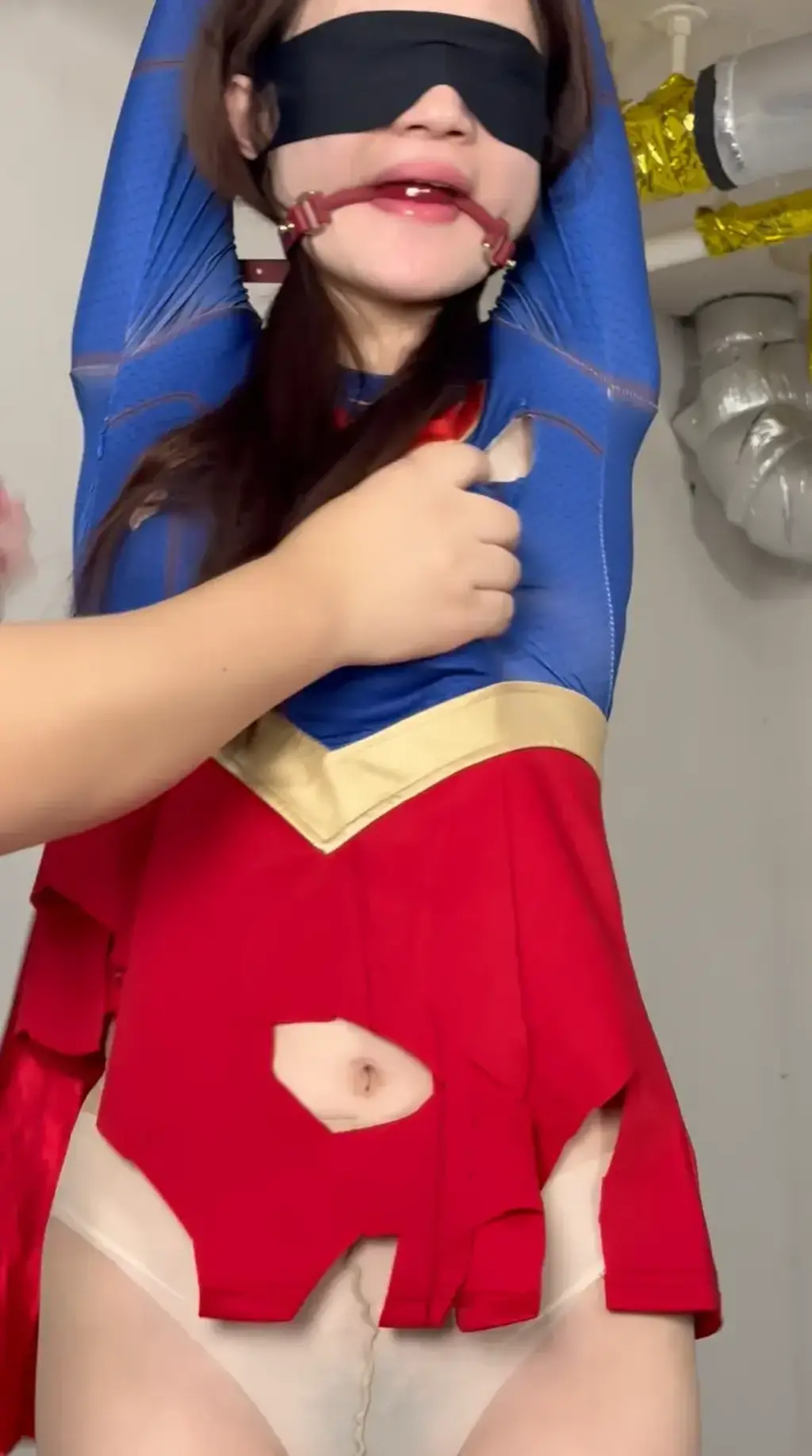 （眼眸出品）女超人炮机 上次拍完女超人后没多久，老哥和我说欲梦可以上炮机了，那我怎么能错过，如实果断找了老哥拍摄了一部关于女超人的炮机视频，因为尺度和老哥那时候是第一次拍摄这一类类型的片子，所以马赛克打得有点emmmmm。。。。。所以只能发一点点炮机的部分，但开头的电击棒电击看得也是让人热血沸腾，喜欢此类型的可以找眼眸定拍，主页有更多定拍作品，欢迎选购！！！