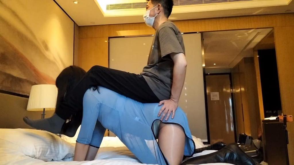 【过膝长靴旗袍】骑（背）着 下载后选中一起解压 是分卷压缩 没有解压码 定拍约拍qq2102755396 因为是共享版权的问题，部分作品模特方不接受低价出售，觉得价格不合适的请见谅，可以看看我店里价格合适的其他作品
