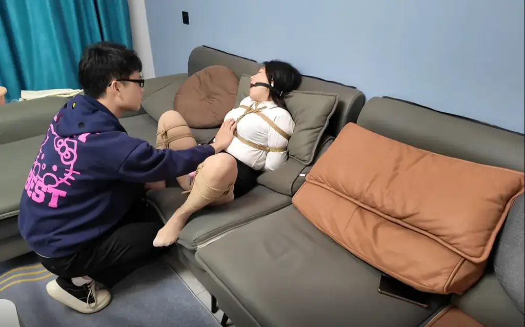 【原创定制】《母子绳伦》母亲与儿子捆绑第一集 李然经过又一次的绑架有点喜欢上被抓走无助而且任人宰割的感觉，凡（儿子）放学回来以后刚回到家看到妈妈（OL装）坐在沙发上，美美的肉色丝袜腿心想怎么才能让妈妈同意玩捆绑呢？李然看了一下凡的表情，心想这孩子是不是又想绑我呀，过了一会凡给妈妈带来一杯水（水里放了春药），李然接过水喝完了之后，看到凡的坏笑心想这里面不会有问题吧，然后凡拿出之前捆绑的照片威胁妈妈，今天在陪我玩一次吧，虽然很拒绝但是也很期待，然后感觉身上有点热，开始挣扎，凡一看感觉来了，就摘下妈堵嘴的口球，跟妈妈亲吻了起来，李然一开始拒绝然后随着春药的感觉迎合了起来，慢慢感觉来了，下面被震动的感觉越来越大，李然跟凡说你想不想跟妈妈做爱，凡后面会不会如愿呢。。。。。。。。