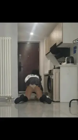 [HX]渴望被外卖小哥侵犯的小母狗的两次取外卖经历~肉丝+勾引+项圈 [HX]渴望被外卖小哥侵犯的小母狗的两次取外卖经历~肉丝 勾引 项圈<br>发骚的小母狗想要被陌生人侵犯的心达到了顶峰，竟将自己拴在门前，一边自卫，一边等待外卖小哥的到来。。<br>定拍qq：1669633741