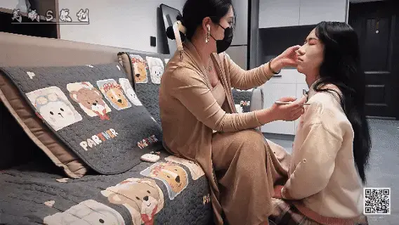 精品剧情篇 高清画质《素人改造伪娘第六期》圈养监禁JK伪娘大学生的一天一夜。原味丝袜堵嘴、循环强制榨汁、鞭打、高跟鞋踩踏、口球、被女主支配的一天、紧紧的被束缚起来。想逃逃不掉的滋味。 每一次的素人改造都有着不同的进步，因为有共同的爱好所以相约在这里。每个人都有着自己喜欢的事情，列如有一群喜欢穿女装的男孩子们，也应该被重视，被人理解。他们有着自己独特的审美标准，可甜、可盐，每一次的尝试都在突破着自己的认知！<br>素人秋月体验监禁一天一夜的紧缚捆绑，全程被捆绑紧缚，榨汁循环。不同的姿势惩罚！<br>剧情介绍：<br>监禁JK伪娘大学生<br>伪娘是一个在校大学生，在老师同学面前一直都是一本正经的好学生，可是谁也不知道他放学以后回到家里穿上女装就会变成一个彻头彻尾的捆绑玩具，今天他又和往常一样放学以后换上女装，谁知道突然有人敲响了房门，伪娘心里只慌了一下便镇定下来，她叫了几声问<br>“谁呀！“门外没有人回答，无奈自己去开门查看，谁知竟然是自己的老师美曦，虽然伪娘内心有点尴尬和惊慌。面上却不动声色，惊恐的问“你怎么过来了”<br>女老师看着白天在学校一本正经的<br>好学生居然这么骚私底下竟然喜欢穿女装“我来给你指导一下课程”女老师一边回答伪娘的问题一边不动声色的打量着伪娘的房间，忽然她发现在沙发上有两条绳子，靠背后还有一个按摩棒！原来这个伪娘大学生不仅是喜欢女装还是一个小m呀！顿时她心里就有了想要好好玩弄一下这个伪娘大学生的想法！<br>伪娘看着自己平时玩儿的小玩具被注意到了，顿时很慌乱对女老师说“课程今天就不需要指导了，我已经很熟练了，如果你再不走，我就要向学校提出投诉你的补课行为了”<br>女老师一听他居然还敢威胁自己，顿时恶从胆边生，假意答应却突然走到伪娘身后拿着绳子勒住了伪娘的脖子，直到把伪娘勒到昏过去！ <br>女老师看着昏过去的伪娘先是把她扶到椅子上用绳子捆绑起来，直到确定她即便是醒过来也挣脱不掉！女老师满意的欣赏了一会儿自己的作品，又从旁边拿出一双臭丝袜把伪娘的嘴巴塞满，再用保鲜膜一圈圈的缠紧让她完全吐不出来！这才抬手把伪娘用巴掌扇醒！<br>伪娘清醒过来看着面前站着的女老师又是惊恐又是愤怒，使劲挣扎着却动不了！<br>“小骚货你醒了呀，感觉怎么样！看你家里这么多玩具看不出来平时一本正经私下这么骚呢呀！“接下来就是女老师一系列的言语羞辱！<br>女老师羞辱了一会儿还是觉得不够尽兴，竟然拿着鞭子开始抽打起来，刚开始伪娘还在反抗，后面身体竟然起了反应甚至觉得只是鞭子落在自己身上的感觉还是不够，她还想要更多！但是嘴巴被堵了起来，身体也被紧紧捆绑起来什么也做不了，庆幸的是女下属好像看出了她的想法，用眼罩蒙上了她的眼睛，这下她完全不知道接下来会被怎么玩弄了，心里既紧张又期待！<br>女下属看着面前发骚的伪娘她当然读懂了她的想法，从旁边拿出了按摩棒，女主又玩儿了一会儿看着已经变得老实乖顺的伪娘才把她嘴巴里的丝袜取出来！女主去楼上休息去了，剩下被捆绑的囚禁放置着。<br><br>第二天后，女主沙发上休息，地下放着被捆绑的伪娘想独自逃跑<br><br>伪娘仅靠着膝盖在地上挪动着。找机会逃跑，好不容易挪到门口谁知竟然不小心发出了声响惊醒了休息中的女主，女主看着伪娘竟然还是这么不老实，决定要好好给他长长记性，把伪娘放倒换成驷马又把震动棒固定在伪娘身上，并重新把伪娘的嘴堵了起来，脚踩着伪娘的脸手牵着项圈上的链子在羞辱和命令中完成了榨汁，看着已经彻底变成玩物的伪娘女主拿着手机留下了伪娘的照片！然后扬长而去。。。榨汁完后绑好驷马放置了一会，女主日式捆绑吊在了楼梯扶手上，继续放置强制榨汁训练，被绑着看着自己一点点的被炸出来...........<br>♠ 当然欢迎大家定拍各种作品以及剧情片，竭力创作。<br>♠ 定拍、约拍、真女与伪娘欢迎咨询<br>♠ 一心追求绳艺 探索各种姿势的奥妙 追求极致的捆绑艺术<br>♠ 专注紧缚捆绑而不失紧缚带来的体验感<br>♠ 工作室提供免费化妆服装体验（圆同好朋友一个女装梦）<br>♠ 以上模特的化妆均有本主亲自塑造<br>♠ 支持原创是我们创作的最大动力<br>♠ 网盘解压密码：<span style='color:#b0b0b0;'>[隐藏文字，购买后可见]</span><br>♠ 定拍视频、约拍视频、预约体验（伪娘、男生都可以体验）、原味衣物道具出售!!!详情加下方联系方式咨询<br>♠ 联系方式：Q<span style='color:#b0b0b0;'>[隐藏文字，购买后可见]</span> 备用 Q<span style='color:#b0b0b0;'>[隐藏文字，购买后可见]</span> V<span style='color:#b0b0b0;'>[隐藏文字，购买后可见]</span><br>♠ 诚招山西附近的女M、伪娘 女m能过来的也可以，有兴趣的可以加上方联系方式咨询!伪娘免费化妆 不要发邮件！！！！发邮件咨询一律不回！！<br><br>