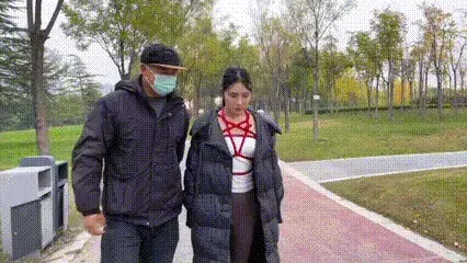 杨若林室外挑战失败 今天的任务，在公园把杨若琳捆绑起来，让他找陌生人把身上的绳子解开，找人的过程中一种尴尬，一种刺激陌生人异样的眼光，让人感觉心里相当激动，澎湃，羞涩，  本工作室提供绳艺捆绑模特服务、室外定拍，室内定拍，体验女绳师捆绑服务、体验长时间囚禁服务、绳艺教学培训、专业麻绳销售、作品私人定制、模特原味丝袜出售等，另外本店招募同好合作伙伴。定拍约拍。v:a156185529 注明来意  不闲聊  <br><br>QQ 156185529注明来意  不闲聊<br><br>解压密码168168