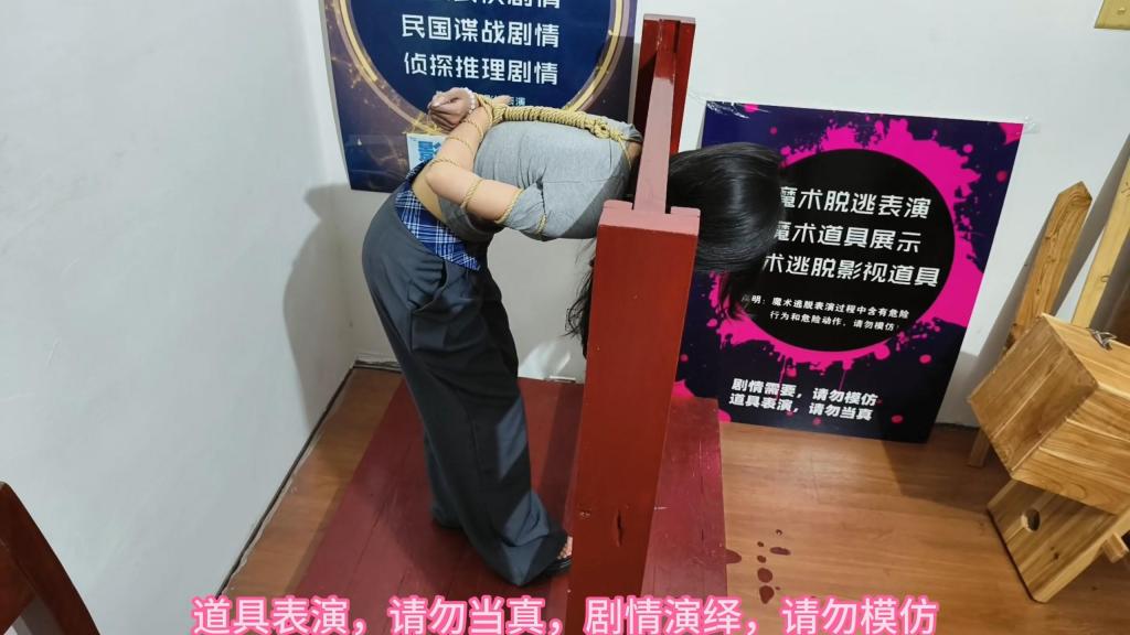 兰兰小雨，小雨扮演小偷被抓住，被兰兰五花捆绑，断头台固定，斩首，简单剧情 束心魔术道具工作室，为数不多的有点剧情的段子，兰兰小雨，小雨扮演小偷被抓住，被兰兰五花捆绑，断头台固定，斩首，简单剧情，唯美风格，本工作室摄影技术和剧情拍摄相对一般，无法和专业的摄影师相比，购买本工作室视频请知悉本工作室拍摄的视频短剧内容也许并不专业，本工作室各种古代道具断头台，古装捆绑剧情游戏，金属，木质道具，枷锁，金属站立枷，魔术木笼囚笼拘束架道具审xun椅，各种拷镣等魔术笼子等道具，本工作室秉持，绿色，健康，唯美，解压，为原则，可以体验定拍.            妖狐吧定拍 ，女生加入本工作室  （本工作室只收女生，只收女生，只收女生，很多男生cd问收不收的，我将不再回复！）         qq：3329311459              骗子勿扰，事多者勿扰！！！